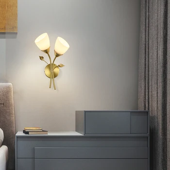 Скандинавский современный креативный светильник с цветочным листом, роскошная гостиная резиденции художника Настенный светильник в спальне, простой настенный светильник из цельной меди